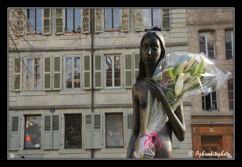 008 Clémentine, statue de Heinz schwarz (1975) sur la place du Bourg de Four